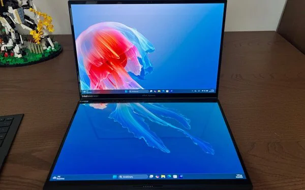 Laptop lai Tablet Zenbook Duo sở hữu màn hình chính OLED 14 inch độ phân giải 3K sắc nét với viền mỏng NanoEdge