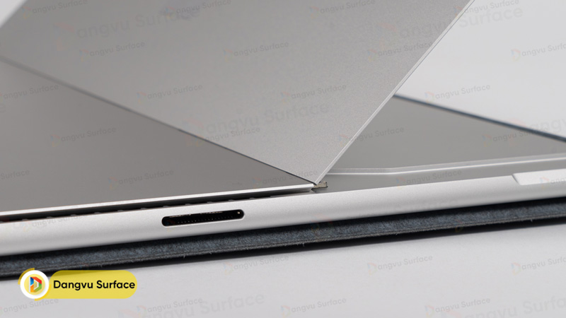 Cổng kết nối trên Surface Pro 12