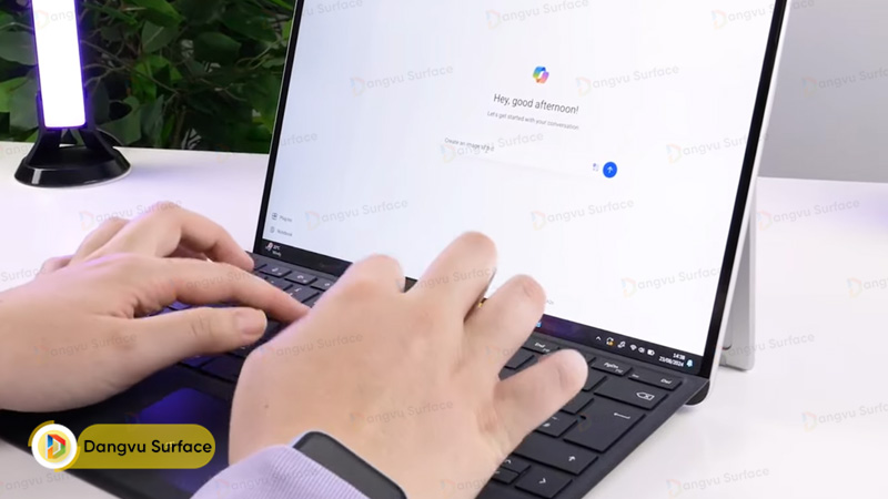 Bàn phím Surface Pro 12 là một trong những bàn phím tốt nhất của Surface