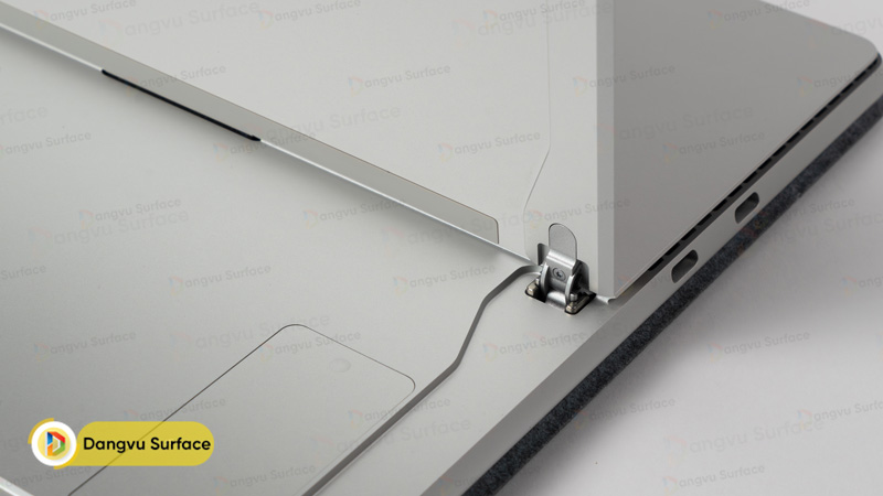 Bản lề chắc chắn, chân đế kickstand có độ mở linh hoạt