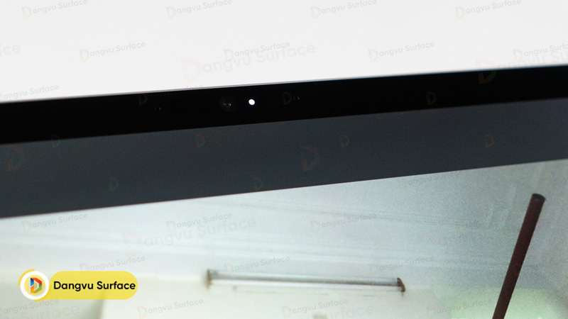 Webcam góc rộng 1440p và cảm biến hồng ngoại IR
