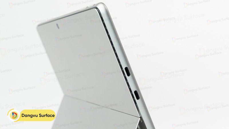 Cổng kết nối trên Surface Pro 12
