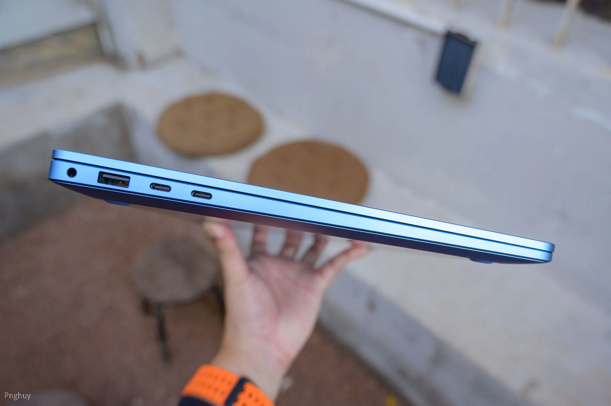 Surface Laptop 7 vẫn được Microsoft trang bị hệ thống cổng kết nối cực kỳ chất lượng