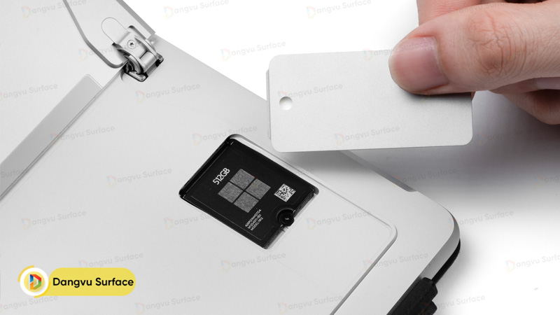 Khe SSD được bố trí gọn gàng phía sau chân đế Kickstand
