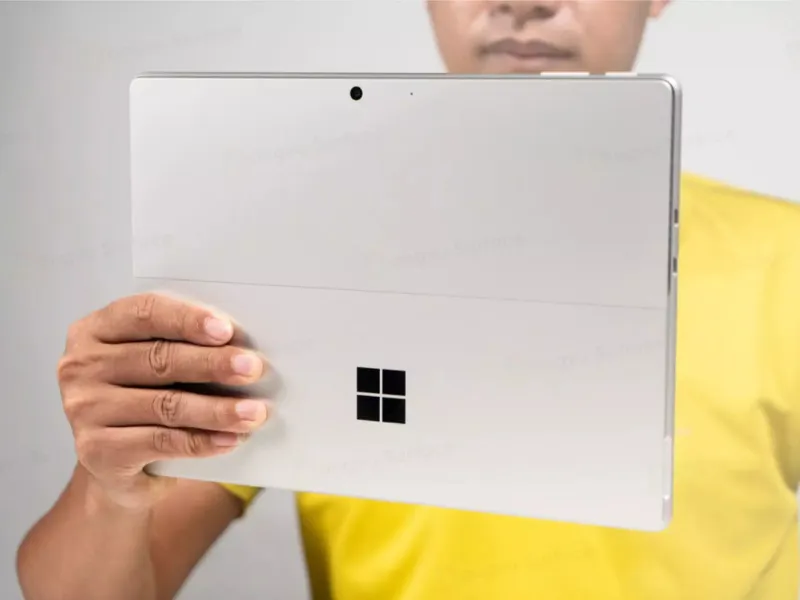 Mặt sau của Surface Pro 11 được trang bị camera 10MP hỗ trợ lấy nét tự động (Auto Focus)