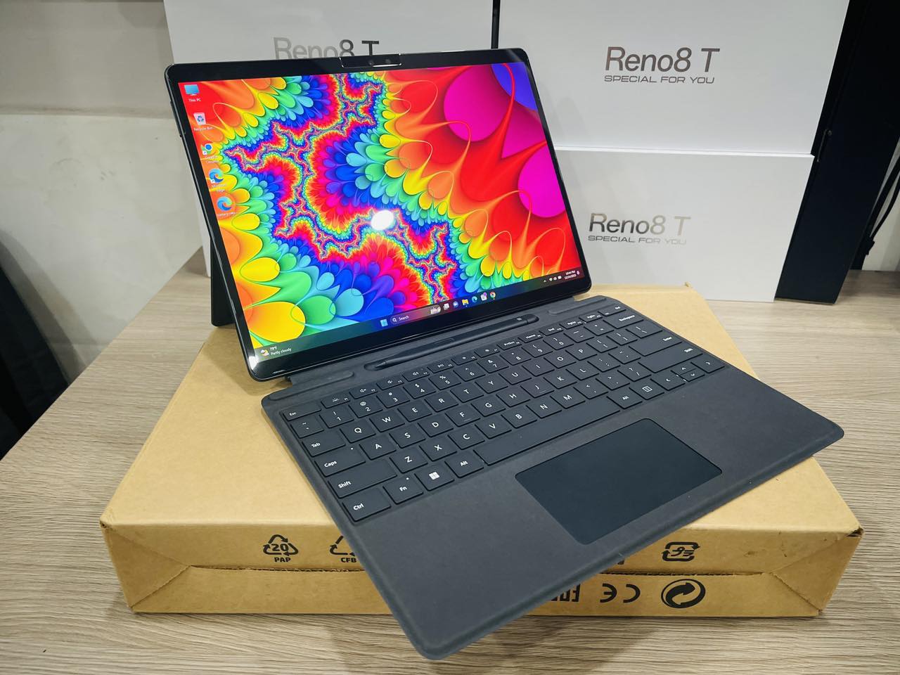 Surface Pro 8 vẫn duy trì được sức hút trên thị trường máy cũ trong năm 2026 chính là màn hình PixelSense chất lượng cao