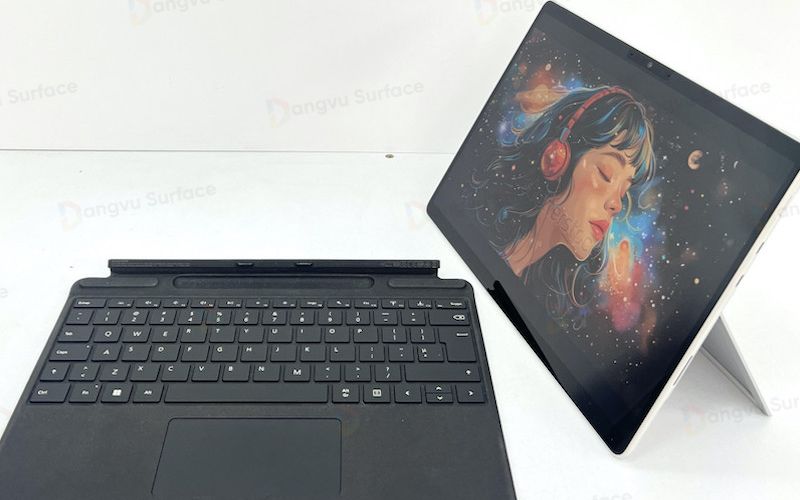 Microsoft cũng sử dụng chất liệu Alcantara cao cấp trên phần kê tay của Surface Pro Signature Keyboard