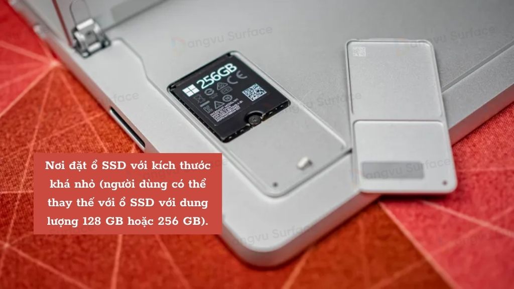 Microsoft vẫn duy trì thiết kế SSD có thể thay thế, cho phép người dùng dễ dàng nâng cấp dung lượng lưu trữ khi cần