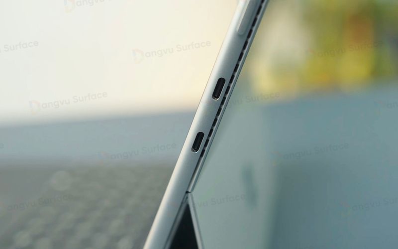 Việc được tích hợp Thunderbolt 4 cũng giúp Surface Pro 8 mở rộng đáng kể khả năng kết nối với các thiết bị ngoại vi