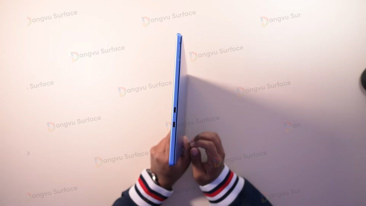 Surface Pro 11 vẫn duy trì cổng Surface Connect để sạc nhanh và kết nối với Surface Dock