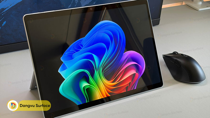 Surface Pro 12 kế thừa ngôn ngữ thiết kế biểu tượng của dòng Surface Pro