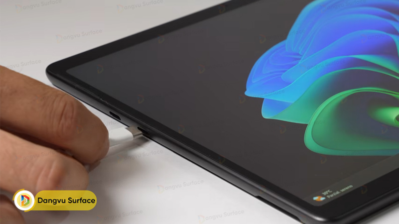 Máy hỗ trợ công nghệ sạc nhanh qua cả cổng Surface Connect lẫn USB-C