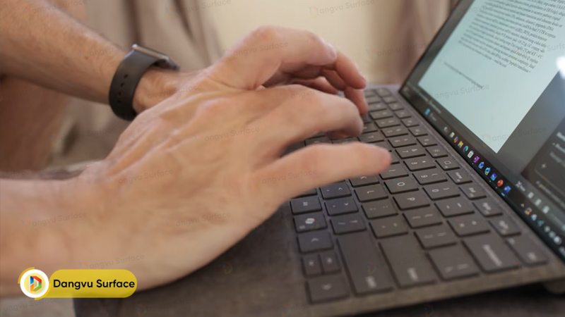 Bàn phím Flex Keyboard giúp biến Surface Pro 12 thành laptop thực thụ