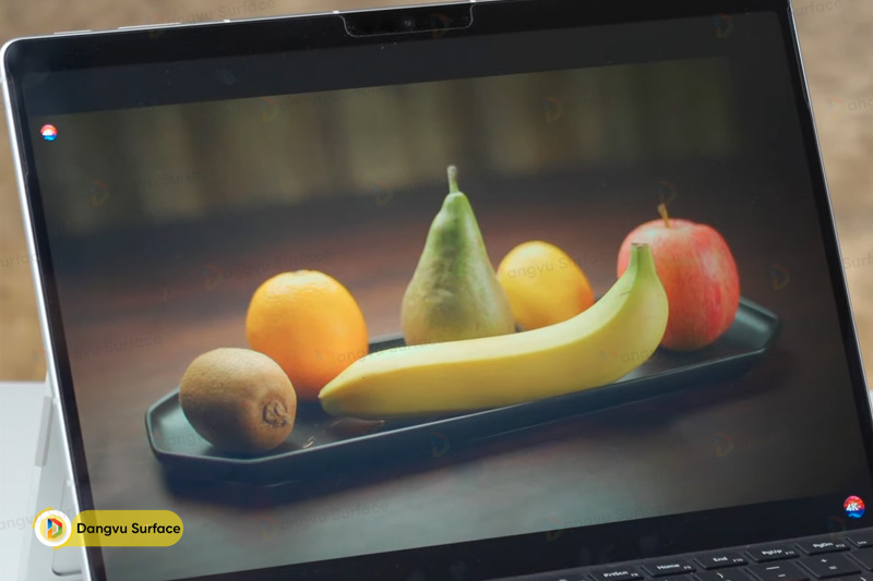 Ở mặt trước, Surface Pro 12 inch được trang bị webcam độ phân giải 1080p