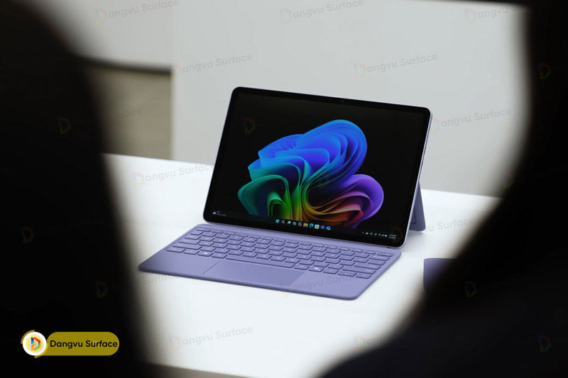 Surface Pro 12 inch được hoàn thiện với phần viền màn hình mỏng hơn