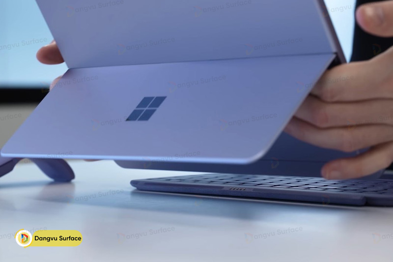 Surface Pro 12 inch nhỉnh hơn một chút về thiết kế so với iPad Pro 11 inch M5 nhờ chân đế tích hợp tiện lợi