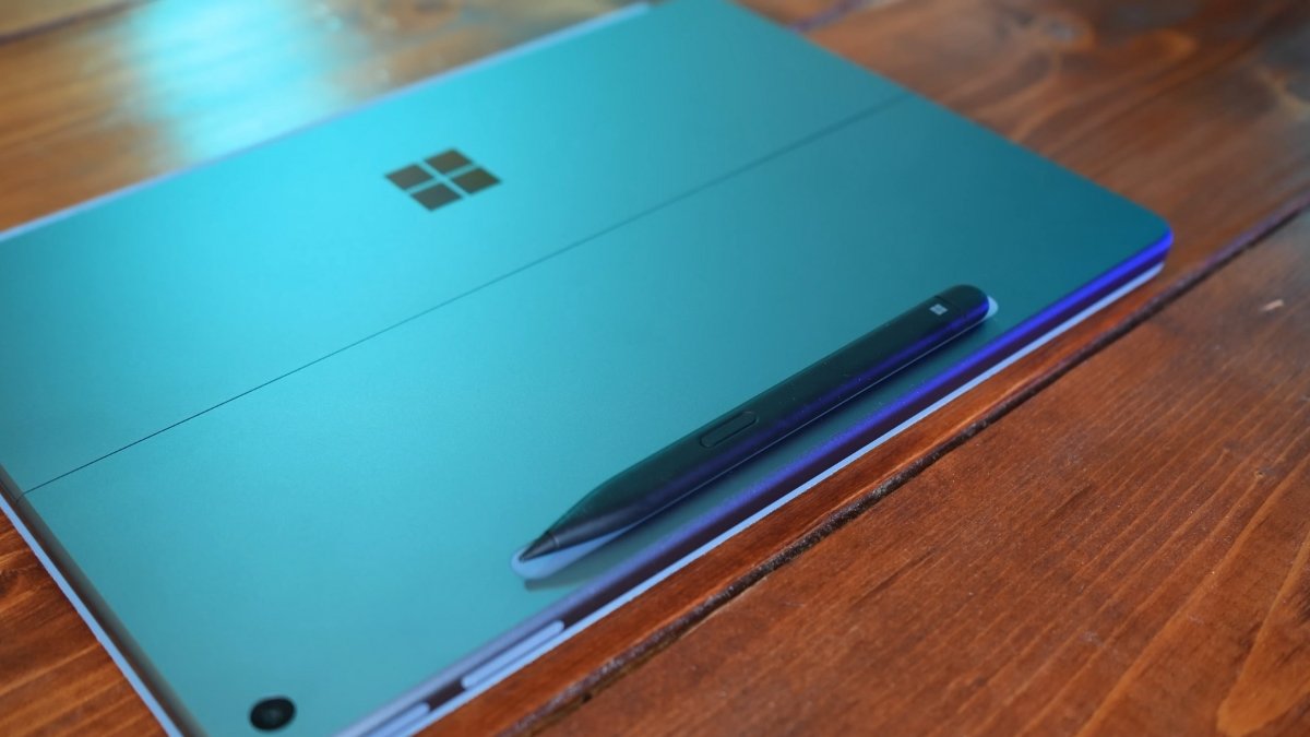 phần lưng máy được thiết kế “rãnh” để hít nam châm sạc cho phụ kiện bút Surface Slim Pen