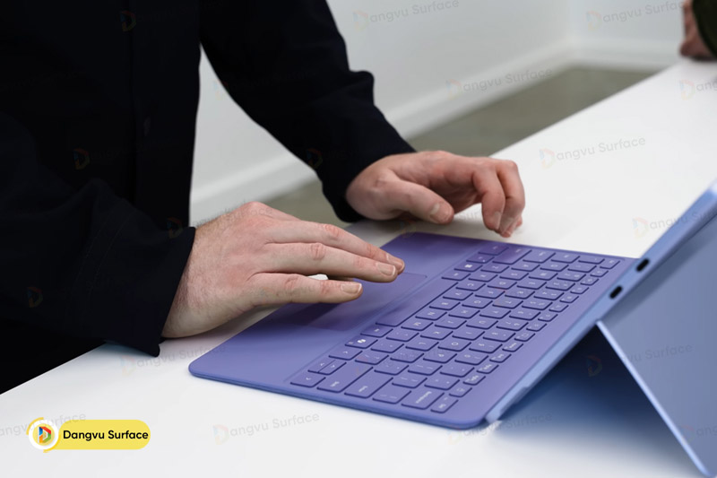 Microsoft đã thay đổi thiết kế bàn phím theo hướng phẳng hơn và loại bỏ cơ chế nâng nghiêng