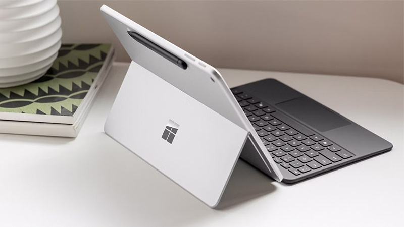 Surface Pro 12 inch mới nhất tiếp tục đi theo hướng mỏng nhẹ, sử dụng bàn phím rời và hỗ trợ bút cảm ứng