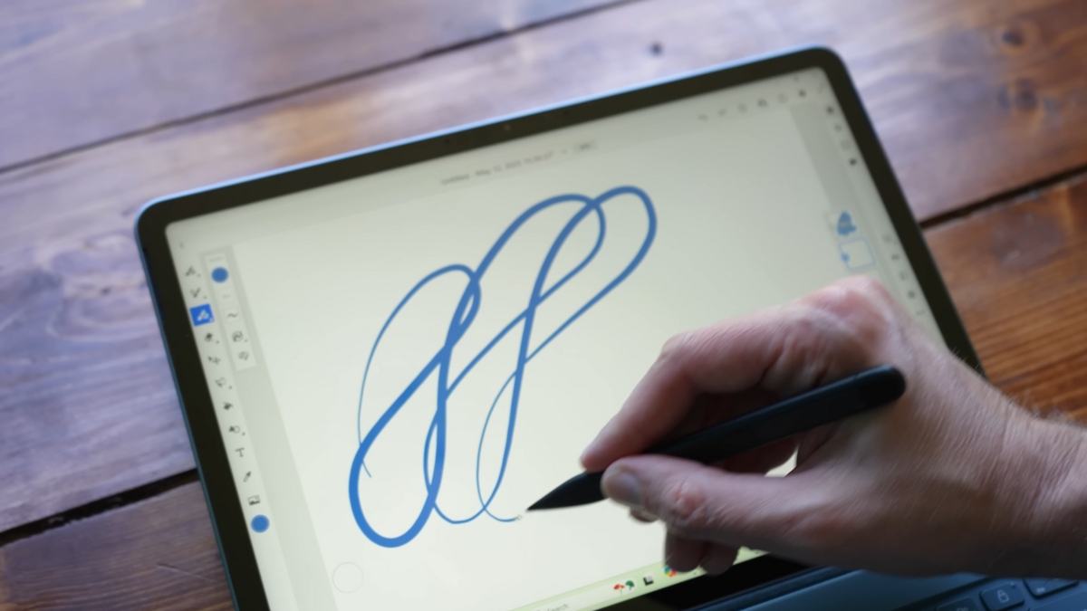 Surface Pro 12 inch sử dụng tỷ lệ 3:2, mang đến không gian hiển thị theo chiều dọc rộng hơn và phù hợp với các tác vụ văn phòng