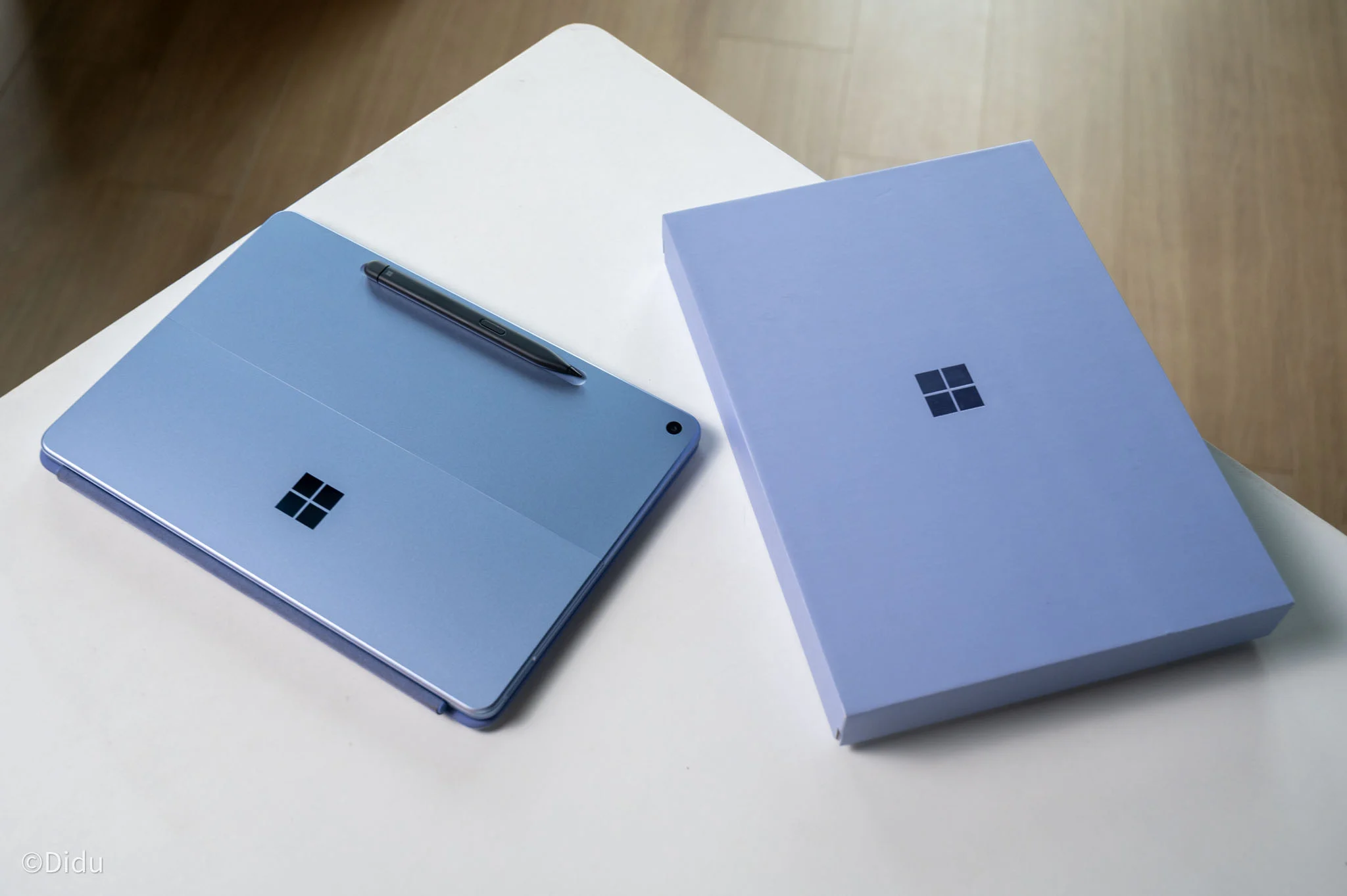 Surface Pro 12” mang đến ba lựa chọn màu sắc gồm Bạch kim, Xanh ngọc và Tím Violet