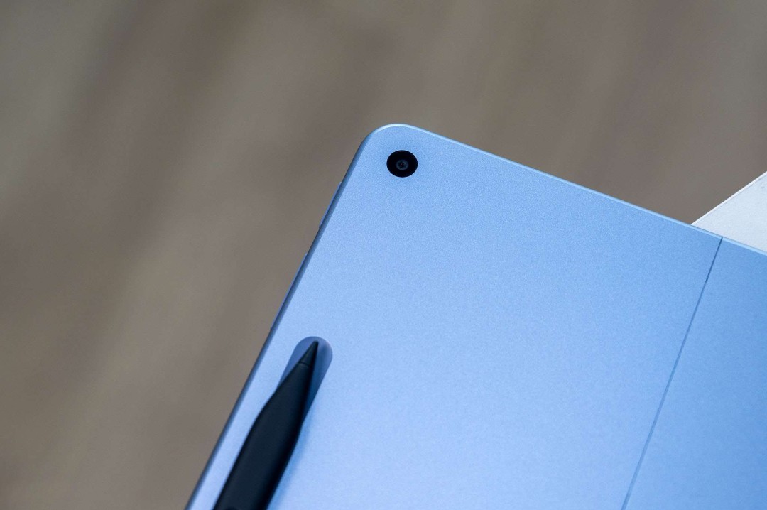 Cả Surface Pro 12 inch và iPad Pro 11 inch M5 đều được trang bị hệ thống camera