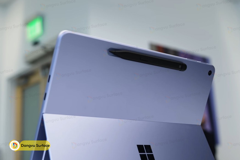 Surface Pro 12 inch được tích hợp vị trí gắn và sạc Surface Slim Pen trực tiếp ở mặt sau của máy