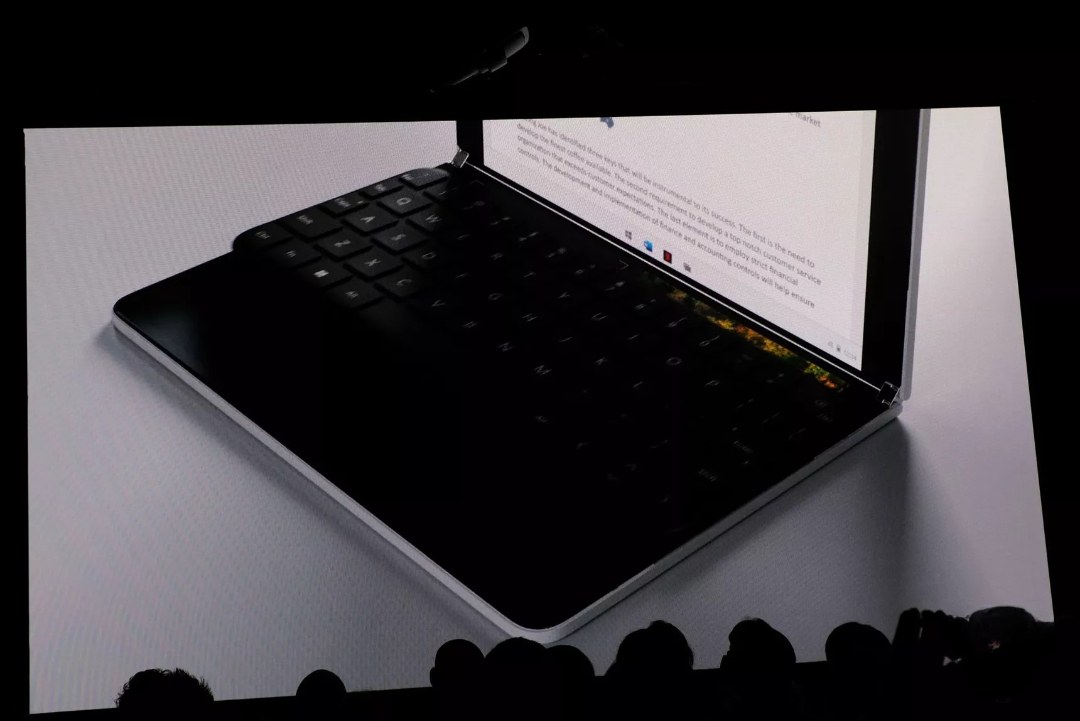 Microsoft cũng trang bị cho Surface Neo một bàn phím Bluetooth thông minh