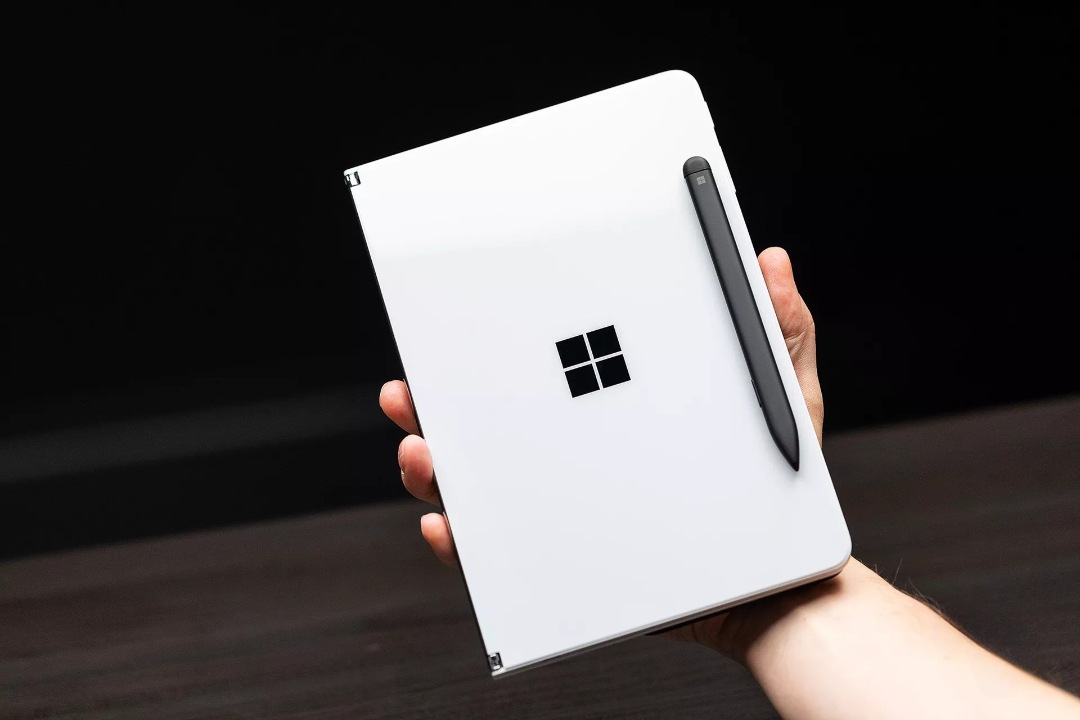 Surface Neo có kích thước khá gọn khi gập hai màn hình lại