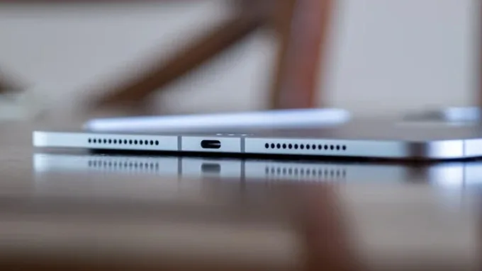 iPad Pro 11 inch M5 lại có số lượng cổng kết nối hạn chế hơn. Máy chỉ được trang bị 1 cổng Thunderbolt 4/USB-C