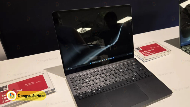 Ổ UFS trên Surface Laptop được thiết kế dưới dạng linh kiện có thể tháo rời, giúp việc thay thế, sửa chữa và bảo trì được dễ dàng hơn.