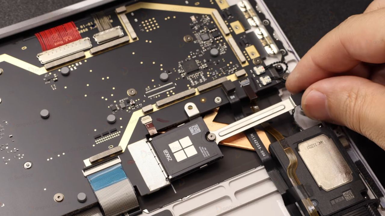 Surface Laptop Studio có thể nâng cấp SSD