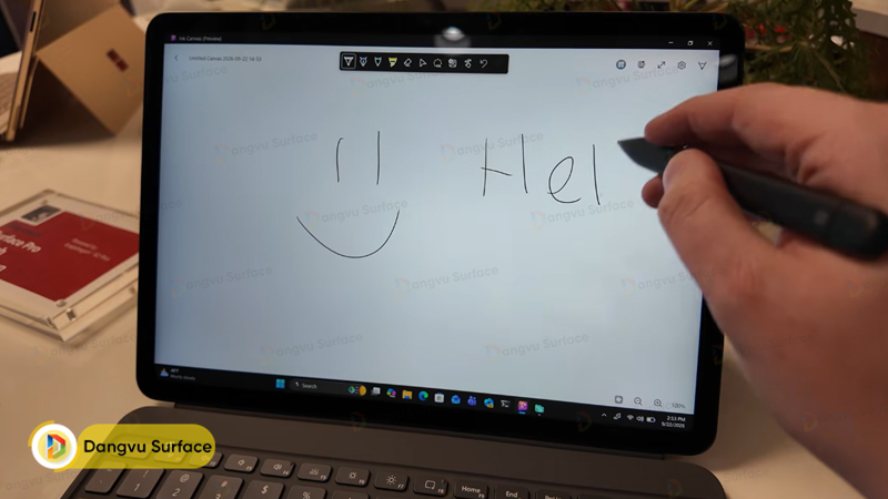 Thiết bị hoàn toàn tương thích với bút Surface Slim Pen 2, hỗ trợ phản hồi rung chân thực