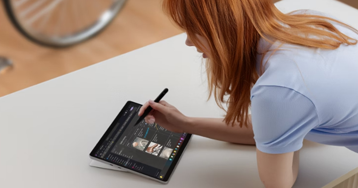 Surface Pro 12 Intel Core Ultra và iPad Pro 13 M5 đều có hệ thống bàn phím và bút cảm ứng được thiết kế để mở rộng khả năng sử dụng của thiết bị