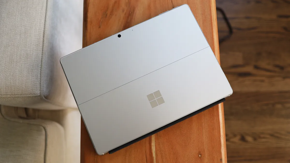 Mặt lưng được nhà sản xuất làm tối giản với logo Microsoft bóng