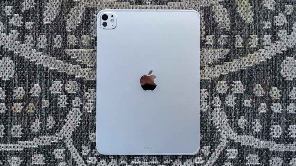 iPad Pro M5 vẫn giữ thiết kế vuông vức hiện đại, viền màn hình mỏng đều và cụm camera tối giản