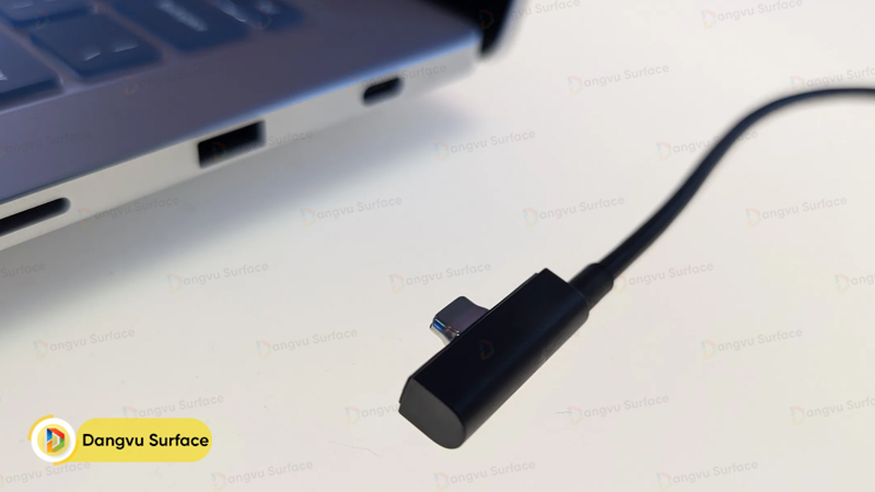 Cổng sạc USB-C từ tính là một trong những điểm mới đầy nổi bật của Surface Laptop Ultra.