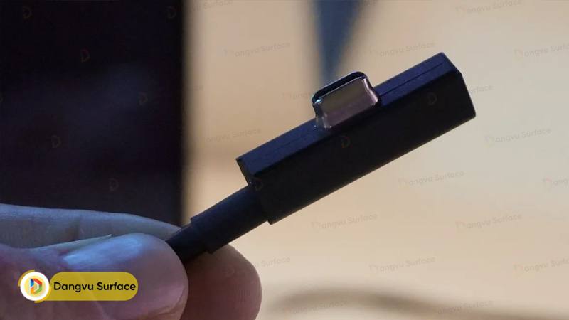 Cáp USB-C từ tính có đầu nối dày hơn một chút so với đầu nối USB-C thông thường
