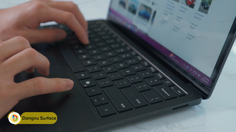 Cổng Surface Connect ở cạnh phải laptop