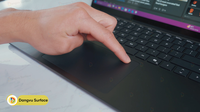 Bàn di chuột Haptic Touchpad cho thao tác nhanh nhạy, mượt mà