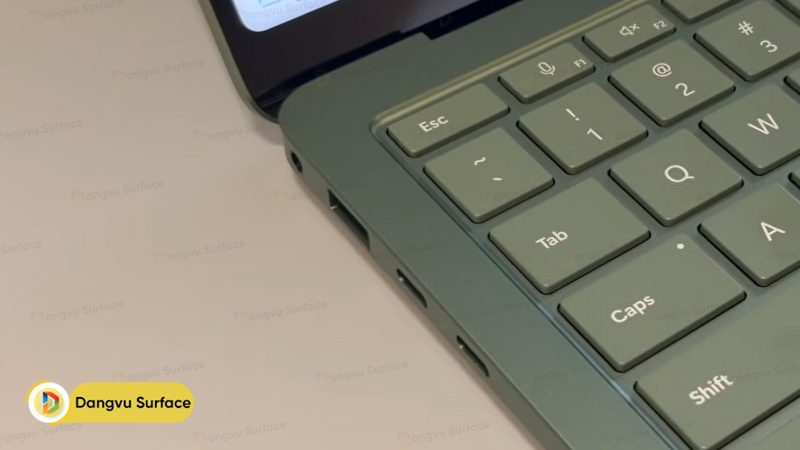 Cổng kết nối ở cạnh trái Surface Laptop 8 Snapdragon X2