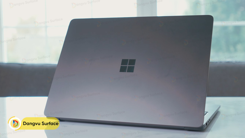Surface Laptop 8 duy trì ngôn ngữ thiết kế kim loại nguyên khối tối giản, độ hoàn thiện cực kỳ cao