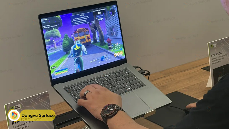 Người dùng có thể chơi game trên Surface Laptop Ultra để giải trí sau những giờ làm việc